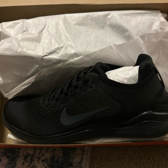 Nike Free Run Flyknit 2018
Men's Road Running Shoes - Picture 2 of 5